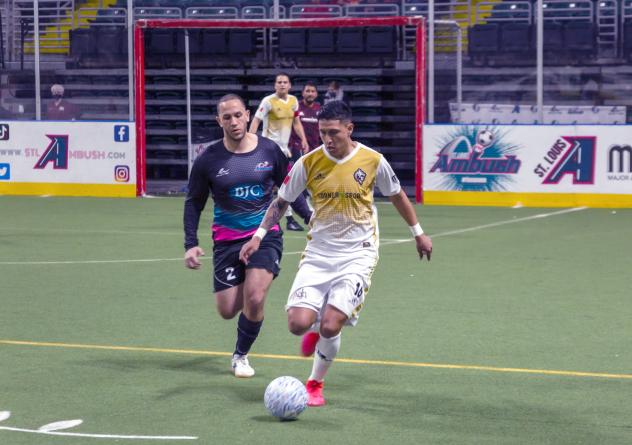 St. Louis Ambush forward Tony Walls chases the Chihuahua Savage