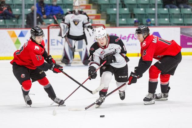 Vancouver Giants right wing Payton Mount (center) vs. the Prince George Cougars