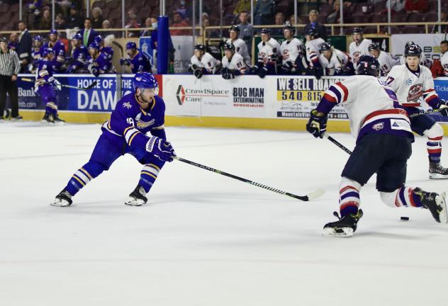 Roanoke Rail Yard Dawgs forward Nick Ford