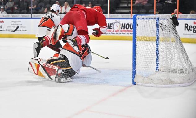 Allen Americans level the Kansas City Mavericks goaltender