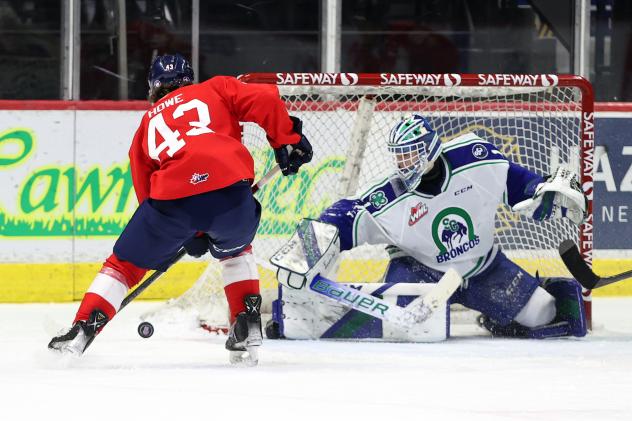 Tanner Howe of the Regina Pats vs. the Swift Current Broncos