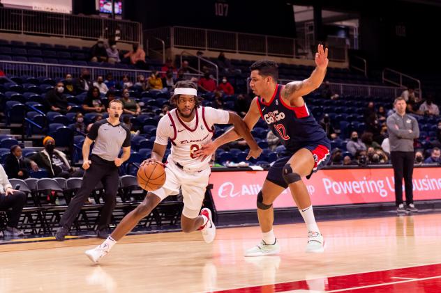 Cleveland Charge drive to the basket against the Capital City Go-Go