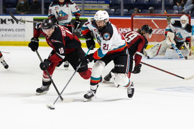 Vancouver Giants left wing Zach Ostapchuk (left) vs. the Kelowna Rockets
