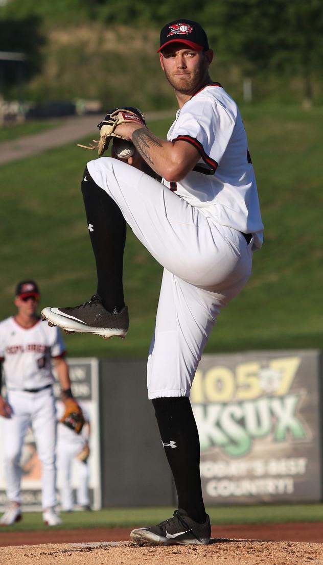 Sioux City Explorers RHP Zach Hedges