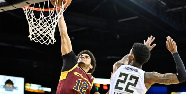 Justin James of the Cleveland Charge dunks against the Wisconsin Herd