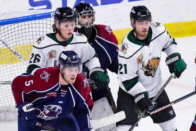 Utah Grizzlies and Tulsa Oilers gather in front of the Tulsa goal