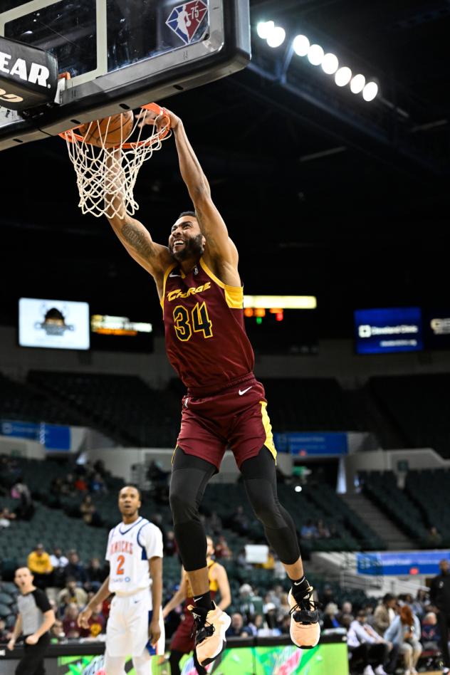 Cleveland Charge forward Josh Huestis dunks vs. the Westchester Knicks