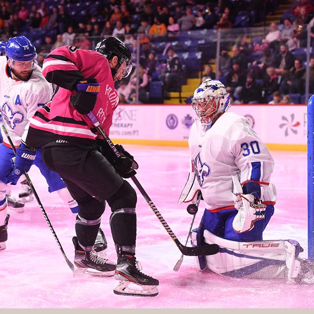Reading Royals take a shot against the Trois-Rivières Lions