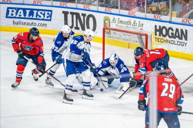 Springfield Thunderbirds test the Syracuse Crunch defense