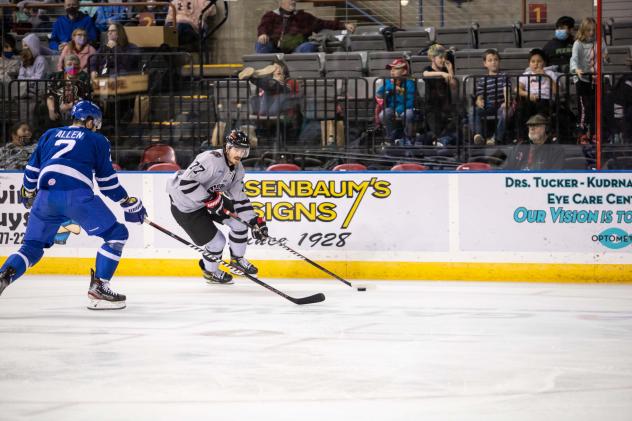 Rapid City Rush winger Stephen Baylis handles the puck