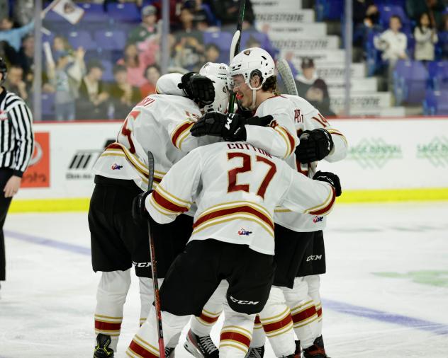 Vancouver Giants huddle up after a goal against the Everett Silvertips