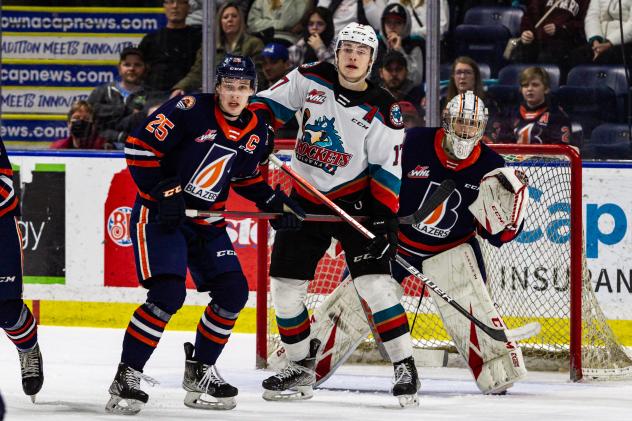 Kelowna Rockets forward Colton Dach (center)