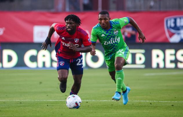Seattle Sounders FC and FC Dallas race to a ball