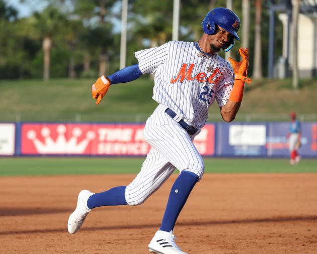 St. Lucie Mets outfielder Alex Ramirez speeds around the bases