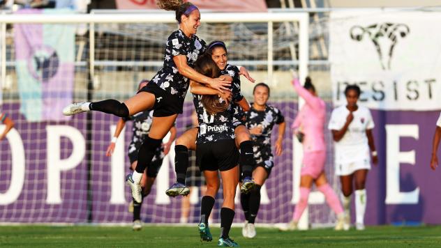 Racing Louisville FC mobs Savannah DeMelo after her free kick goal against the San Diego Wave