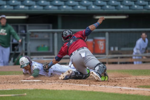 Kansas City Monarchs catcher Alexis Olmeda tags out Donivan Willians of the Gary SouthShore RailCats
