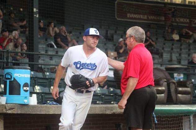 Evansville Otters pitcher Tim Holdgrafer