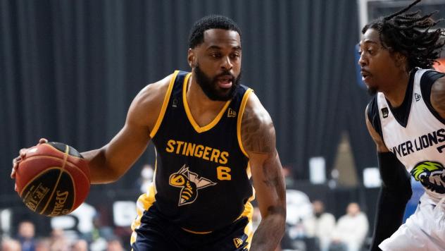 Edmonton Stingers handle the ball against the Niagara River Lions