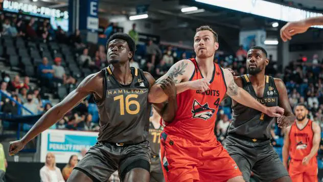 Hamilton Honey Badgers battle the Fraser Valley Bandits