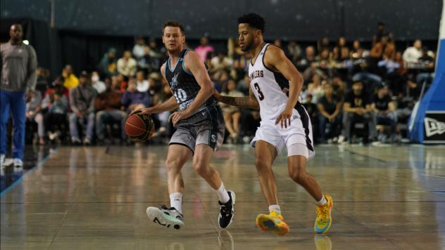 Scarborough Shooting handle the ball against the Newfoundland Growlers