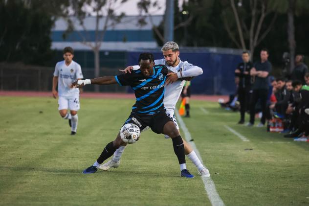 Colorado Springs Switchbacks FC with fights for possession against LA Galaxy II