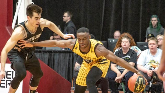 Hamilton Honey Badgers handle the ball against the Newfoundland Growlers