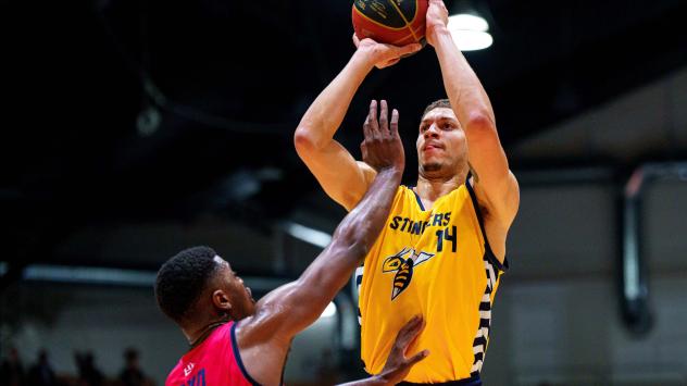 Edmonton Stingers take a shot against the Montreal Alliance