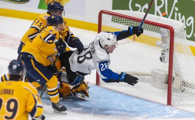 William Dufour scores for the Saint John Sea Dogs against the Shawinigan Cataractes