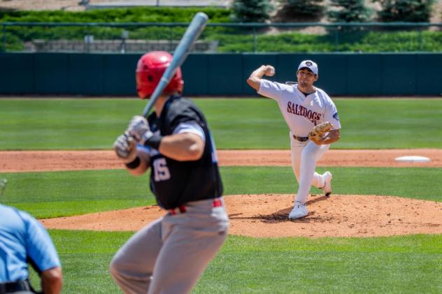 Lincoln Saltdogs pitcher Garett Delano delivers