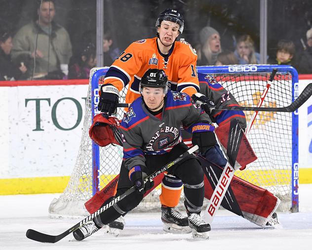 Mike Chen defends Reading's net against the Worcester Railers