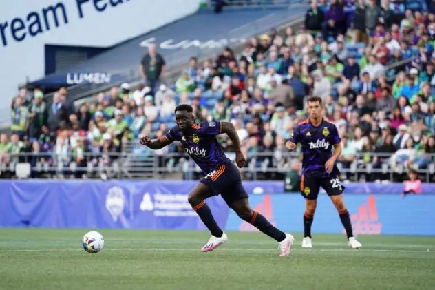 Seattle Sounders FC defender Yeimar eyes the ball