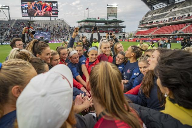 Washington Spirit huddle