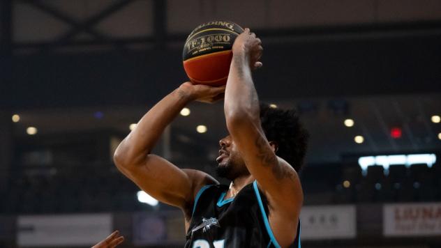 Scarborough Shooting Stars put up a shot against the Niagara River Lions