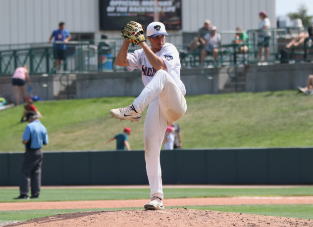 Lincoln Saltdogs prepare to deliver a pitch