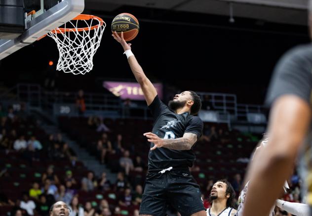 Scarborough Shooting Stars put up a shot against the Niagara River Lions