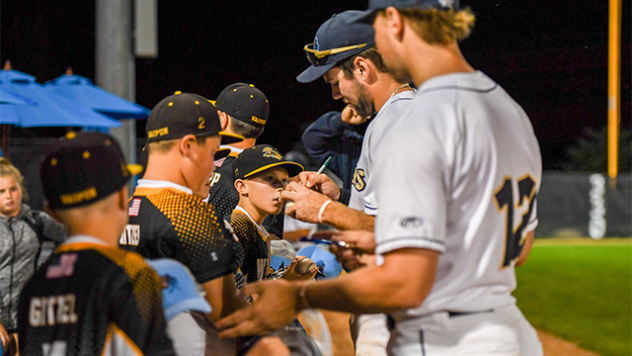 Fond du Lac Dock Spiders sign autographs