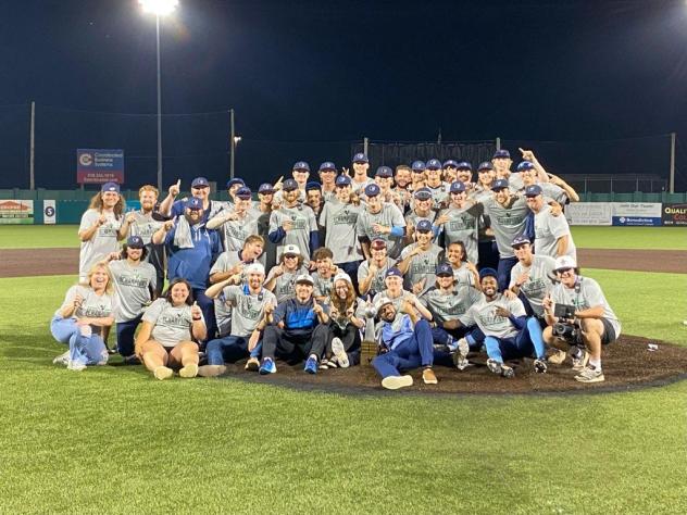 Kalamazoo Growlers celebrate victory