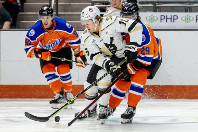 Wheeling Nailers' Bobby Hampton Versus Fort Wayne Komets' Mark Rassell