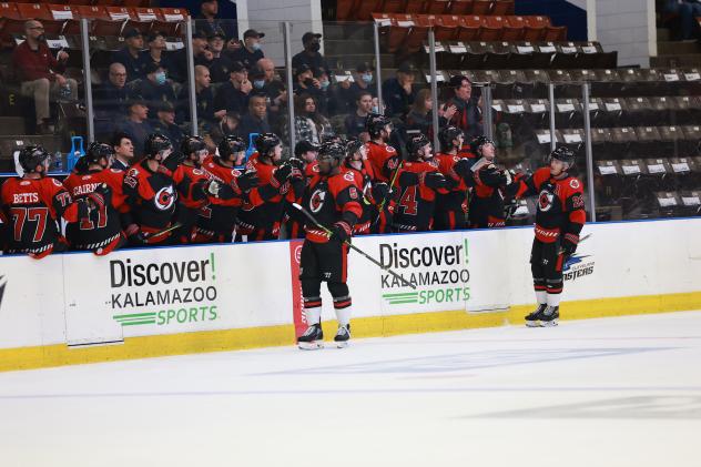 Cincinnati Cyclones hand out congratulations along the bench