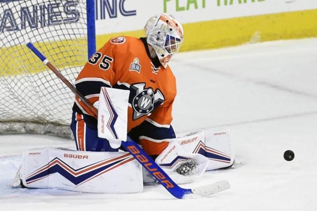 Worcester Railers goaltender Ken Appleby eyes the puck
