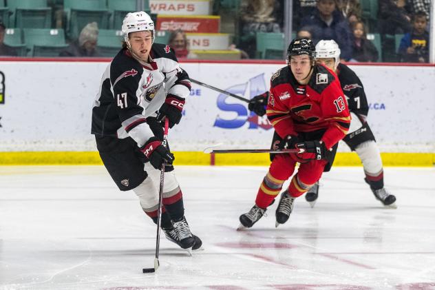 Vancouver Giants' Mazden Leslie battles Prince George Cougars' Koehn Ziemmer