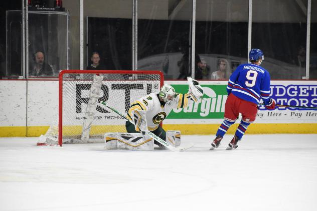 Sioux City Musketeers goaltender Axel Mangbo