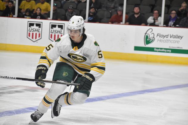 Sioux City Musketeers defenseman Garrett Brown