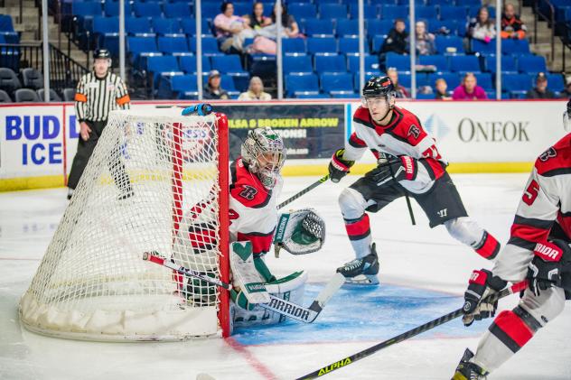 Rapid City Rush defend their goal against the Tulsa Oilers