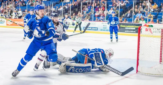 Wichita Thunder defend against the Tulsa Oilers