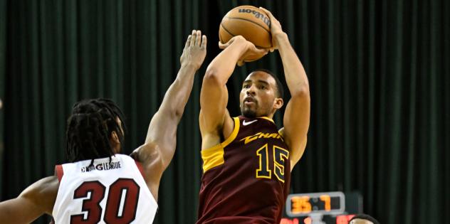 Cleveland Charge's Isaiah Mobley and Sioux Falls Skyforce's Kadeem Jack in action
