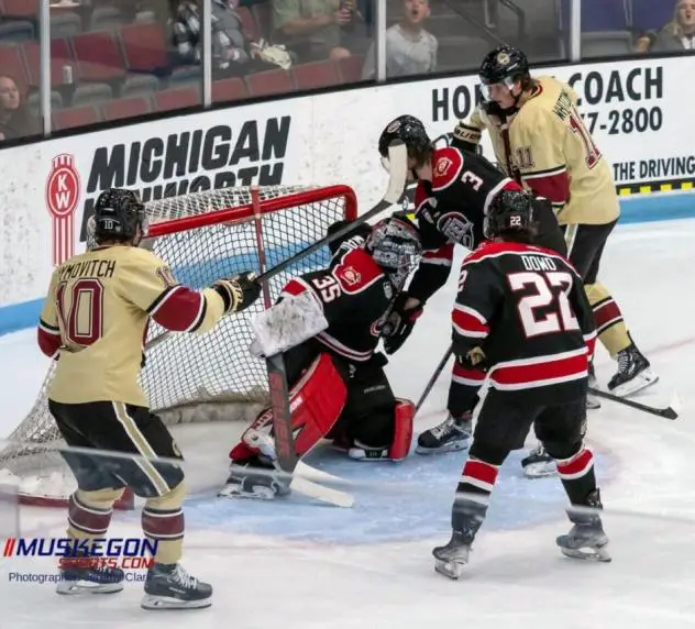 Muskegon Lumberjacks battle the Chicago Steel