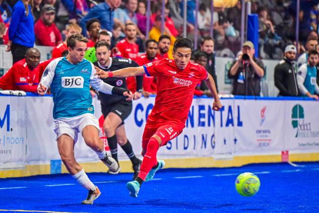 St. Louis Ambush's Mike Scharf Battles Kansas City Comets' Eduardo Ã¢Â€ÂœlaloÃ¢Â€Â Alonso Alejo