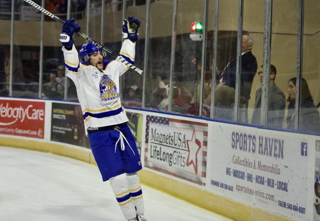 Roanoke Rail Yard Dawgs forward Travis Broughman