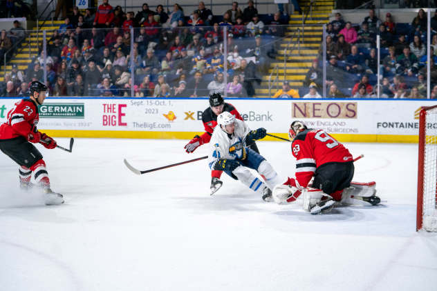Springfield Thunderbirds battle the Utica Comets